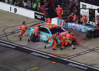 แฮมลินพลาดชัยริชมอนด์ เหตุพิทเลนพังซ้ำสอง Hamlin’s Richmond Homecoming Derailed by Pit Lane Woes