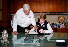 ซิลิสช์เลือกเฮนดริก ล่วงหน้าก่อนจบฤดูกาลรูคกี้ เปลี่ยนโฉมตลาดนักขับ NASCAR Zilisch’s Hendrick Move: A Rare Early Commitment in NASCAR’s Silly Season