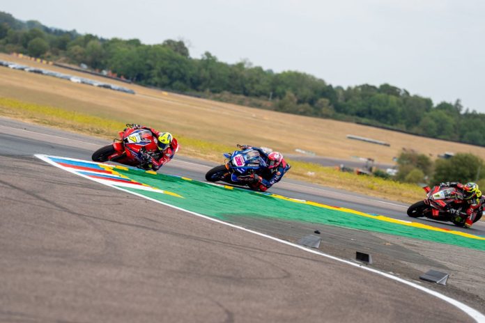 Crash.net — British Superbikes source image Bradley Ray Pushes to the Final Corner in Thruxton BSB Thriller