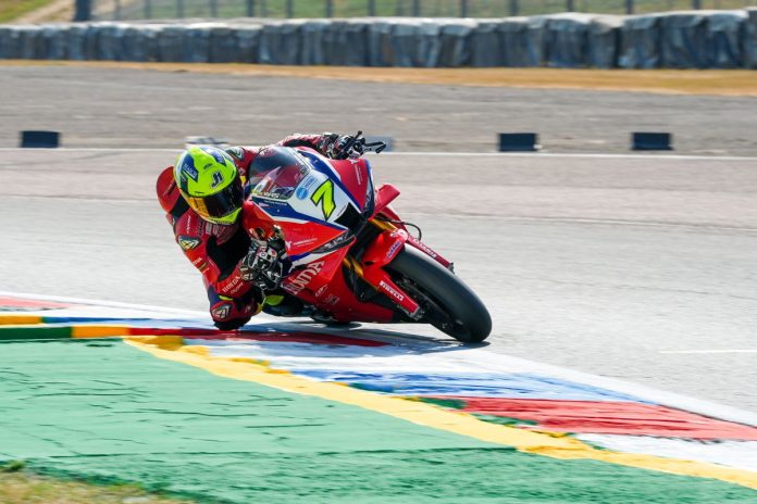 Vickers Delivers Historic Honda Win in Thrilling Thruxton Sprint