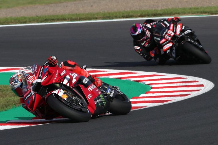 Motorsport.com — MotoGP source image ดูคาติไม่สะทกสะท้านคำสั่งทีมของอพริเลีย ขณะศึก MotoGP 2026 เข้มข้น